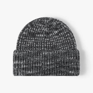 Bonnet d'hiver coloré mélange de couleurs confortable Bonnet en tricot d'hiver Bonnet en tricot multicolore avec revers OEM/ODM - Product Image 4