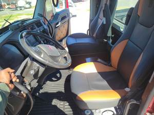 Camión Kenworth H T880 2023 de Servicio Pesado y Alta Resistencia, Cabina y Chasis, Camión de Transporte Diésel de Larga Distancia y Eficiente en Consumo de Combustible - Product Image 5