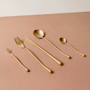 Ensemble de couverts en laiton de fabricant fiable pour les événements gastronomiques offrant une apparence brillante et une prise en main lisse pour une utilisation confortable - Product Image 1