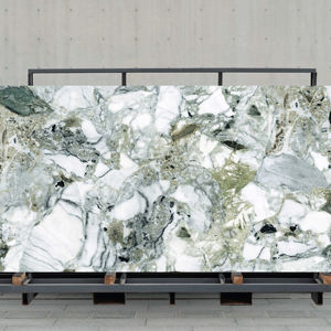 Surfaces architecturales imposantes créées avec des dalles en porcelaine haute brillance de 1200x3200 mm - Product Image 1