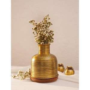 Jarrón Alto de Metal Esculpido para Centros de Mesa Impresionantes y Decoración del Hogar Refinada con un Diseño Artístico Moderno - Product Image 1