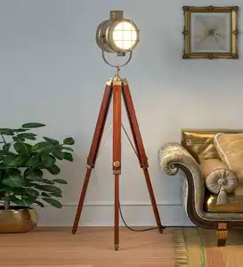 Elegante Stehlampe aus Metall und Holz für die Beleuchtung von Hotels zu Hause oder Lese lampen in guter Qualität mit elegantem Schatten