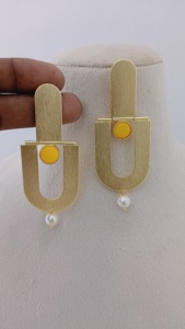 Opulent Arc Fashion Drop Earrings Set para mujer Diseño moderno personalizado en negrita Metal dorado cepillado en negrita - Product Image 2