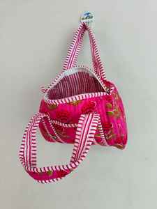 Mini Bolso de Lona Acolchado de Algodón con Estampado Floral, Ecológico y Sostenible, Hecho a Mano en Rajasthan con Cierre de Cremallera - Product Image 5