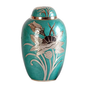Grandes urnes funéraires en laiton de style européen avec motif de rose en relief pour adultes - Urne à cendres funéraires personnalisable et écologique - Product Image 1