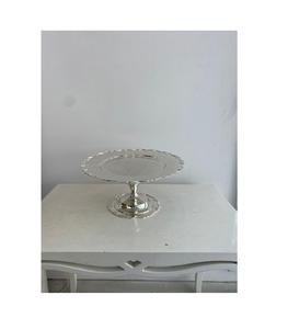 Présentoir à gâteaux en aluminium de luxe avec finition antique pour des présentations de gâteaux élégantes et sophistiquées lors de dîners officiels. - Product Image 4