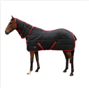 Couverture de participation d'hiver de tapis de cheval matelassé noir et rouge avec un design élégant - Product Image 1