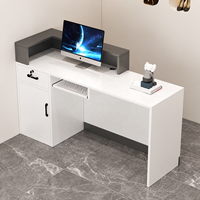Bureau d'accueil moderne blanc avec accent en grain de bois, comptoir surélevé et poste de travail en L pour hall d'accueil de bureau