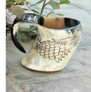 Mug en corne foncée polie gravé d'un symbole de triangle triple. Disponible à prix de gros. - Product Image 2