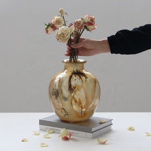 Jarrón de Vidrio Soplado a Mano Bixuan, Color Ámbar Marmoleado, Tonos Cálidos y Terrosos, Remolinos Ahumados, Silueta Redondeada Contemporánea, Jarrón Floral - Product Image 2