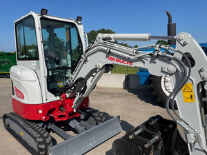 Nouvelle pelle compacte Takeuchi TB325R 2026 de 2,5 tonnes, mini-excavatrice de 2440 kg, excavatrice sur chenilles à bras court, 22 CV, diesel - Product Image 2