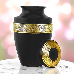 Urne commémorative pour adultes noir mat avec accents dorés Urne de crémation en aluminium de style américain Couvercle sécurisé et coussinets antidérapants Vente en gros - Product Image 1