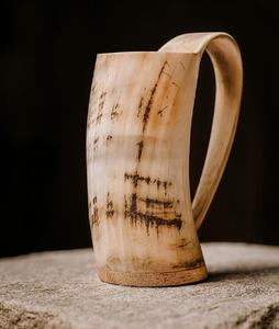 Taza de cuerno de búfalo, grabada con runa vikinga, símbolo vegvisir, disponible a precios de mayoreo. - Product Image 3