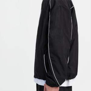 Veste de survêtement pour homme noir, design élégant avec coupe réglable, passepoil blanc, broderie 3D et matériel durable - Product Image 6