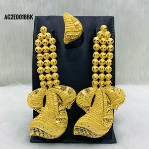 สร้อยคอแบบโซ่ประดับทองเหลืองชุบทองลายดอกไม้สำหรับงานเลี้ยงและงานแต่งงาน - Product Image 1