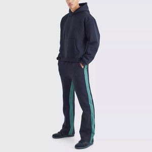 Conjunto Deportivo de Dos Piezas para Hombre con Logotipo Personalizado, Sudadera Corta Holgada y Pantalones Deportivos Anchos con Corte Acampanado, Colección de Invierno - Product Image 1