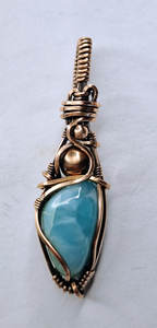 Magnifique pendentif en larimar et cuivre antique de 15 à 25 mm, style vintage, forme irrégulière, enveloppé de fil, fait à la main, plaqué platine, chaînes de mariage - Product Image 2