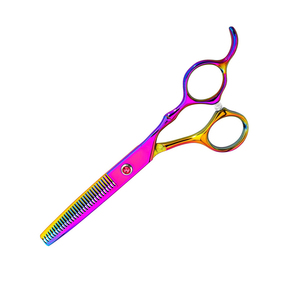 Tijera de adelgazamiento profesional, tijera de pelo de 5,5 pulgadas con revestimiento de titanio para tijeras de adelgazamiento de belleza con reposapiés - Product Image 4