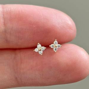 Pendientes de Botón de Flor de Trébol con Diamantes Cultivados en Laboratorio, Plata 925 Chapada en Oro Amarillo y Rodio, para Mujer, Regalo de Compromiso para Novia - Product Image 1