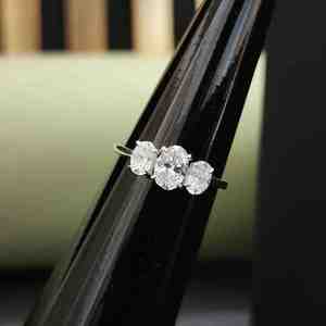 Elegante Anillo de Compromiso de Moissanita con Tres Piedras, Corte Ovalado, Oro Sólido de 18 Quilates, Acero Inoxidable, Certificado IGI, para Regalo de Cumpleaños - Product Image 1