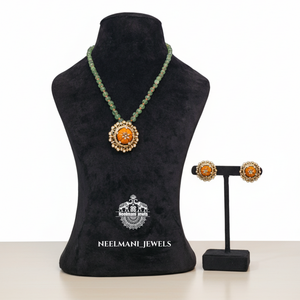 Parures de bijoux raffinées avec pendentif corail et vert et clous d'oreilles - Product Image 1