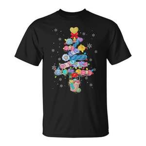 Camiseta navideña de ganchillo con diseño de árbol de Navidad para amantes del tejido, unisex, de manga corta, cuello redondo, con estampado digital - Product Image 1