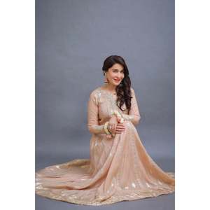Vestido Taupe Kalidar hecho a mano con cintura imperio y silueta recta - Product Image 4