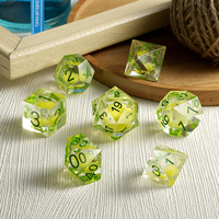 Set Dadu Resin Cair Grosir, 7 Buah Dadu D&D Berisi Cairan dengan Tepi Tajam dan Kotak Hadiah untuk Permainan Dungeons and Dragons