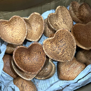 Cuchara de madera de coco tallada a mano con diseño en forma de corazón de flor Ramita de Acacia natural para mesa de cocina Utensilios artesanales de negocios - Product Image 1