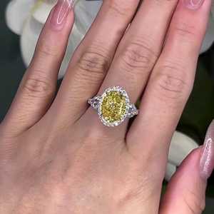 Bague à trois pierres avec halo de diamants de laboratoire ovales jaunes fantaisie certifiés IGI, 7,40 carats au total, clarté VVS-VS, avec élégants diamants jaunes et blancs - Product Image 6