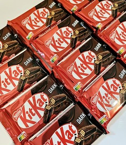 KitKat Premium 4 Finger Classic 41,5g Barre de chocolat solide et aux noix Origine Allemagne Qualité d'exportation - Product Image 2