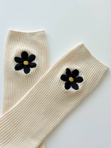 Chaussettes d'équipage confortables et décontractées pour hommes et femmes, broderie de fleurs mignonnes, orteil contrasté, logo personnalisé, antibactérien, commande en gros - Product Image 2