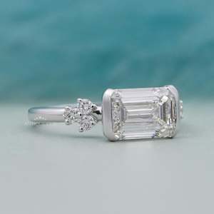 Bague de fiançailles en or blanc East West avec diamant taille émeraude serti clos, style élégant - Product Image 3