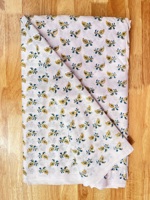 Tissu en coton pur blanc de qualité supérieure avec motifs jaunes Paisley Kalka imprimés à la main et feuillage gris ardoise
