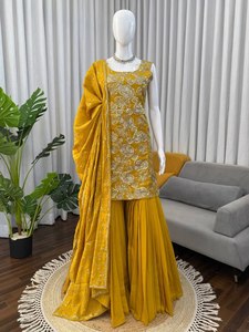 Conjunto de Fiesta de Diseño en Seda Simmer con Bordado de Hilo y Lentejuelas, Top y Sharara con Bordado de Hilo y Lentejuelas en el Dupatta - Product Image 3