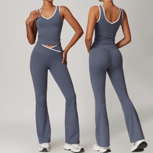 Ensemble de yoga femme effet seconde peau, design tendance, débardeur col en V et leggings évasés en V, 2 pièces, tenue de sport et de gym, vente en gros personnalisée - Product Image 1