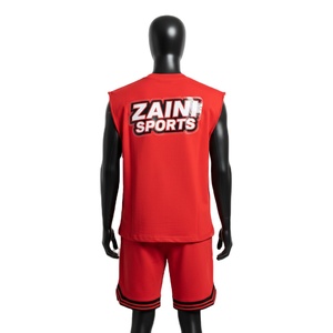 Conjunto de camiseta sin mangas y pantalones cortos para hombre, de algodón y poliéster premium, cómodo, rojo, con logo personalizado. - Product Image 2