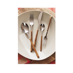 Ensemble de couverts en bois et en acier haut de gamme conçu pour les réglages de table de luxe et les événements de restauration haut de gamme - Product Image 2