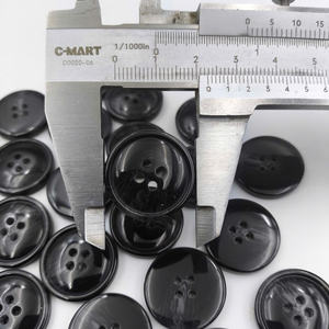 Botón de cuerno de resina ecológico negro Markino de 36L con 4 agujeros de lujo para decoración del hogar patrón cuadrado y decoración de encaje - Product Image 3