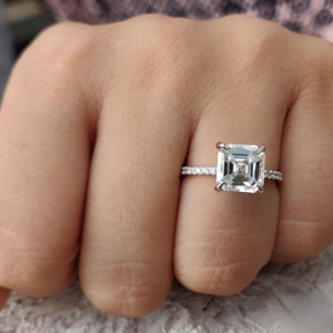 Deslumbrante Asscher Cut Hidden Halo Moissanite Diamond Wedding Ring para ella en Timeless 925 Sterling Silver - Product Image 2