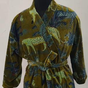 Túnica de terciopelo con estampado de jungla de luxurions, kimono unisex con estampado de animales, envoltura con cinturón, bata inspirada en Safari en felpa verde oliva - Product Image 1