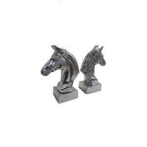 Visage de cheval en aluminium polonais de haute qualité avec base pour la décoration de dessus de table Article de fournitures funéraires fini polonais. - Product Image 3