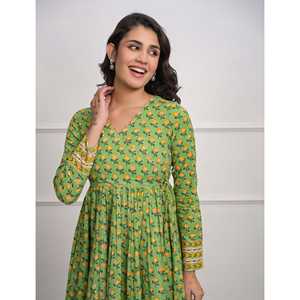 Vestido Verde Angrakha de Algodón con Diseño Personalizado, Cintura Imperio, Transpirable y Elegante para Mujer, Ideal para Días de Fiesta - Product Image 3