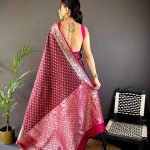 ทอจากผ้าไหมแท้ลายลิ้นจี่ที่มีเนื้อสัมผัสนุ่มอย่างดีด้วยผ้าจาริทอส่าหรีชาริ - Product Image 1