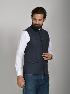 Chaleco Clásico para Hombre en Tono Gris, Elegante Chaleco sin Mangas para Trajes, Fiestas, Banquetes y Ocasiones Formales, Disponible para la Venta - Product Image 3