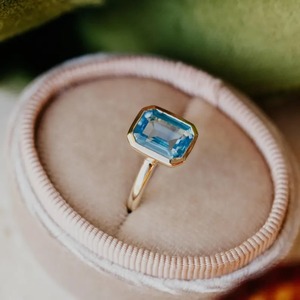 Para anillo solitario de Topacio Azul suizo, ajuste de bisel de compromiso de oro sólido, anillo de declaración nupcial de corte esmeralda delicado - Product Image 2