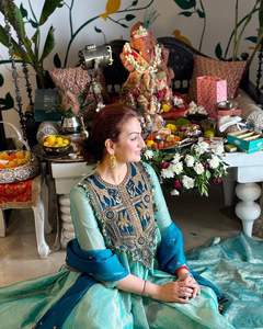 Soie douce en or avec broderie lourde et séquence avec dentelle Latkan fantaisie à manches longues et robe pleine Flair avec Dupatta - Product Image 3