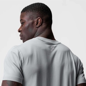 Camiseta de rendimiento para hombre de larga duración con tecnología de absorción de humedad para gimnasio y correr - Product Image 3