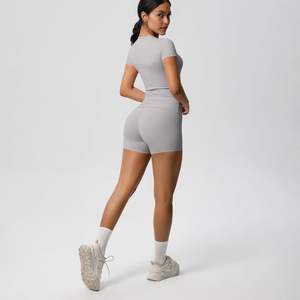 Ensemble de vêtements de sport pour femmes - T-shirt de yoga à manches courtes et short pour la salle de sport, la course à pied, le fitness |   Vêtements de sport à séchage rapide - Product Image 5