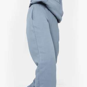 ชุดเซ็ตเสื้อฮู้ดดี้และกางเกงวอร์มผ้าฟลีซเนื้อหนา สีฟ้าคลาวด์ พร้อมโลโก้/สีแบบกำหนดเองใหม่ สำหรับผู้ชาย - Product Image 3